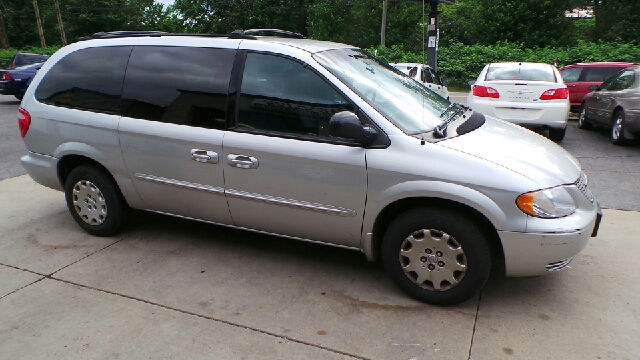 Chrysler Town & Country 2003 photo 3