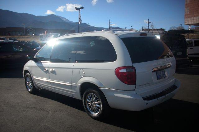 Chrysler Town and Country 2003 photo 2