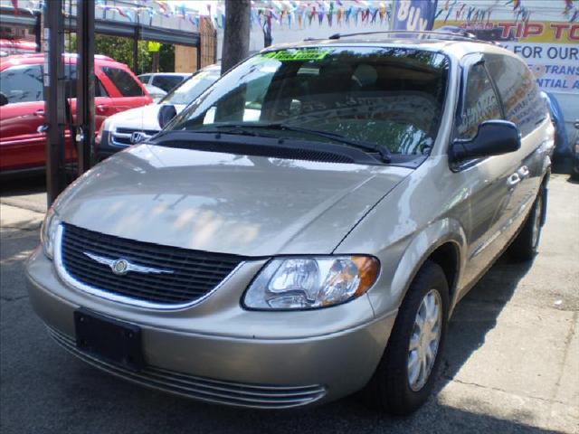 Chrysler Town and Country 2003 photo 1