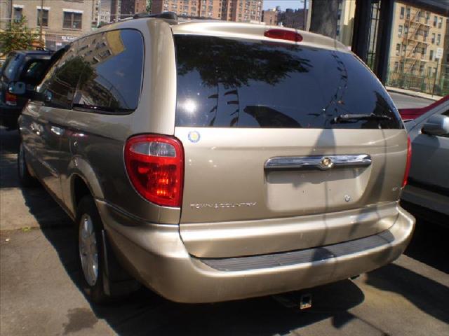 Chrysler Town and Country 2003 photo 2