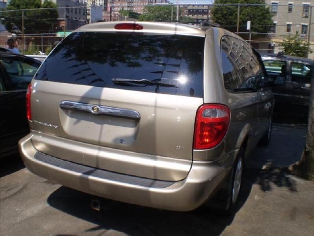 Chrysler Town and Country 2003 photo 3