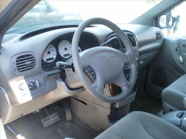 Chrysler Town and Country 2003 photo 4