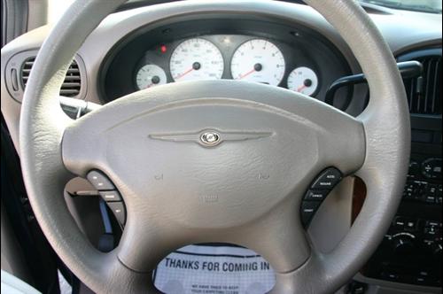Chrysler Town and Country 2003 photo 1