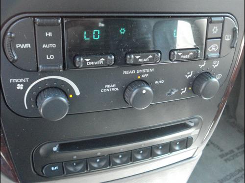 Chrysler Town and Country 2003 photo 1