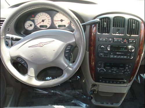Chrysler Town and Country 2003 photo 2