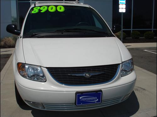 Chrysler Town and Country 2003 photo 3