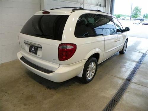 Chrysler Town and Country 2003 photo 2