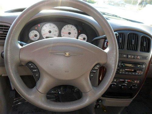Chrysler Town and Country 2003 photo 2