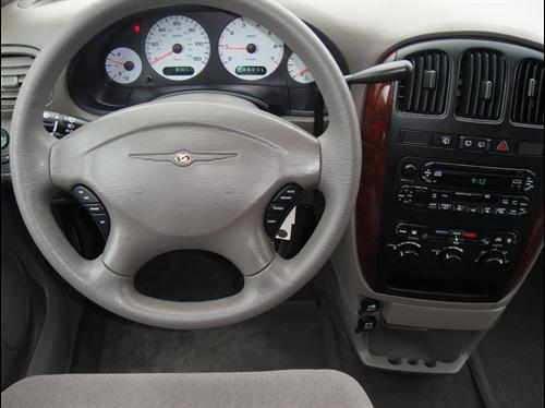 Chrysler Town and Country 2003 photo 1