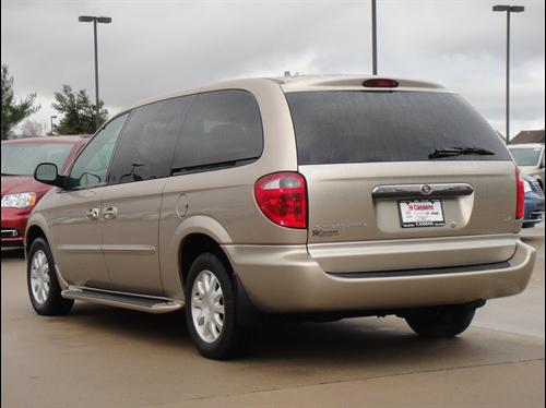 Chrysler Town and Country 2003 photo 3
