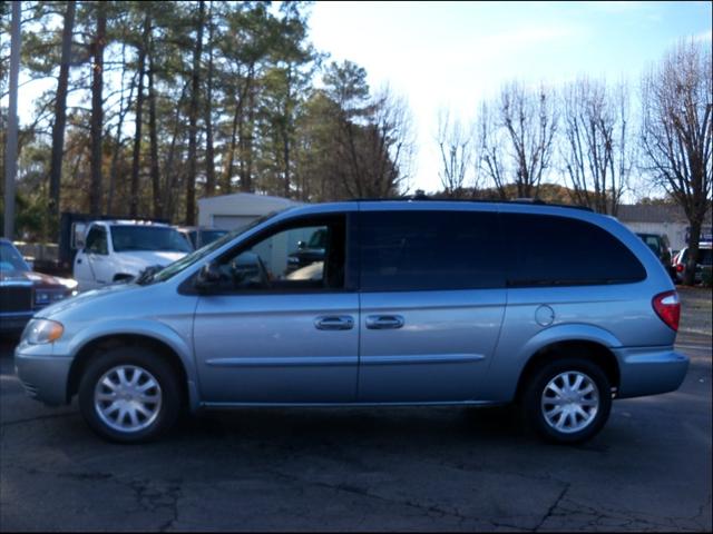 Chrysler Town and Country 2003 photo 2