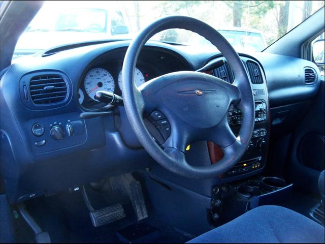Chrysler Town and Country 2003 photo 3
