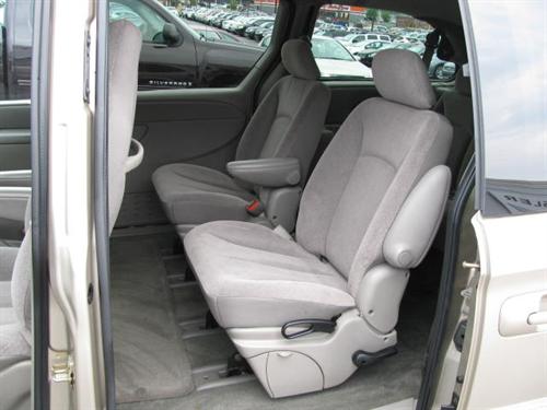 Chrysler Town and Country 2003 photo 3