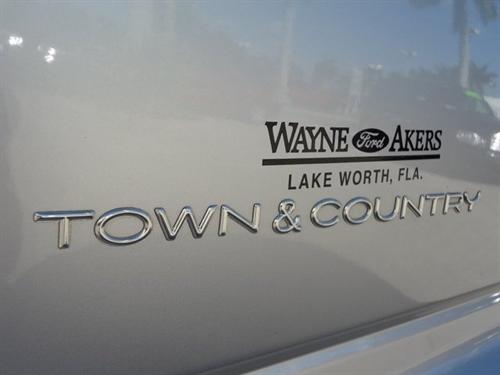 Chrysler Town and Country 2003 photo 2