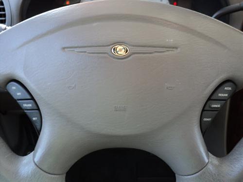 Chrysler Town and Country 2003 photo 2