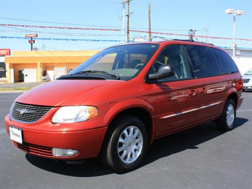 Chrysler Town and Country 2003 photo 2