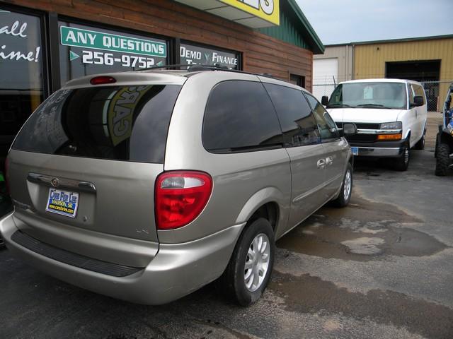 Chrysler Town and Country 2003 photo 1