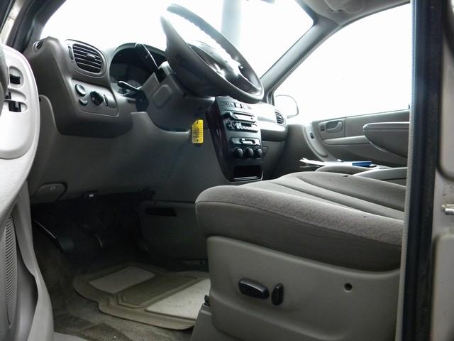 Chrysler Town and Country 2003 photo 2