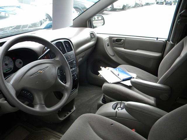 Chrysler Town and Country 2003 photo 5