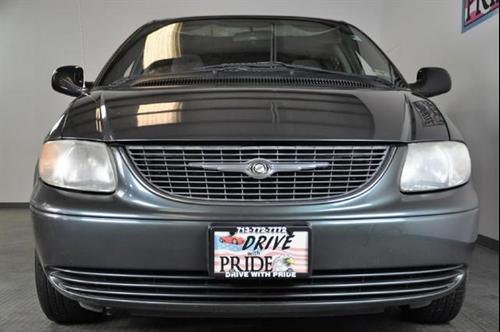 Chrysler Town and Country 2003 photo 1