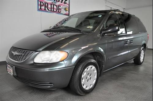 Chrysler Town and Country 2003 photo 2