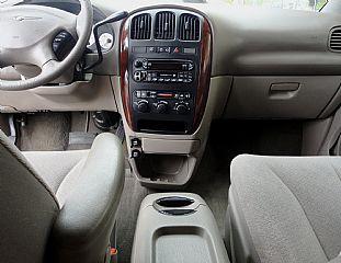 Chrysler Town and Country 2003 photo 2