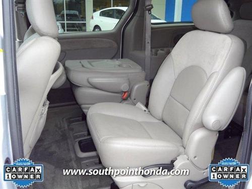 Chrysler Town and Country 2003 photo 1