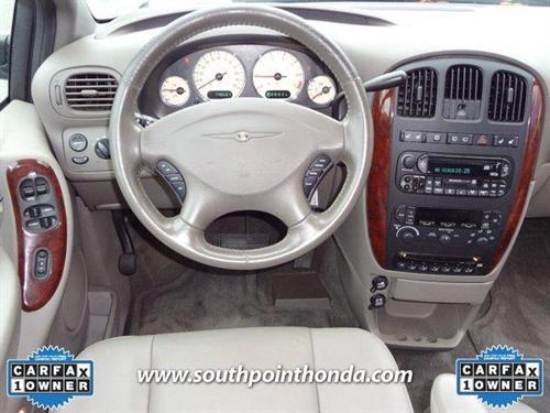 Chrysler Town and Country 2003 photo 2