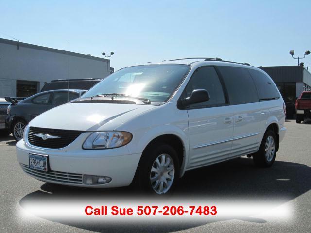 Chrysler Town and Country 2003 photo 2