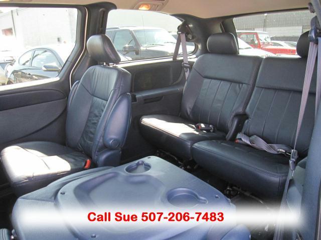 Chrysler Town and Country 2003 photo 3