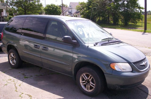 Chrysler Town and Country 2003 photo 3