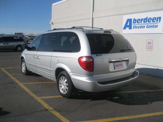 Chrysler Town and Country 2003 photo 2