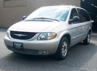 Chrysler Town and Country 2003 photo 2