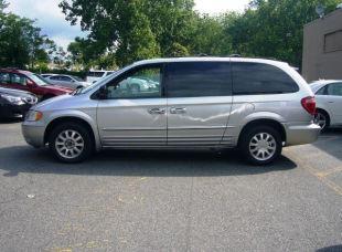 Chrysler Town and Country 2003 photo 3