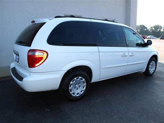Chrysler Town and Country 2003 photo 2