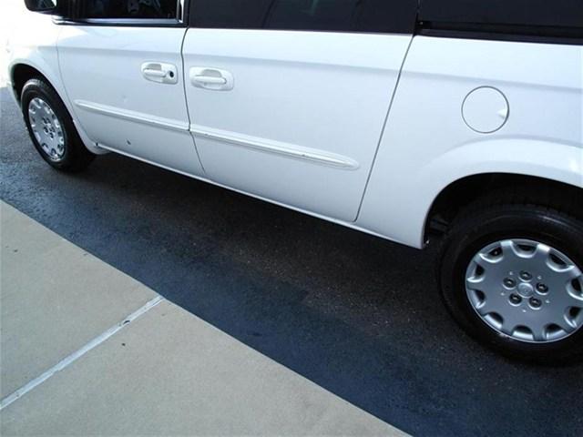 Chrysler Town and Country 2003 photo 3