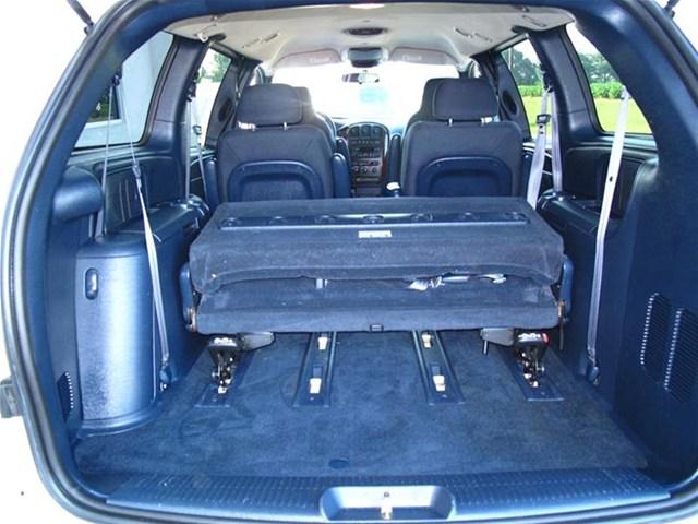 Chrysler Town and Country 2003 photo 4