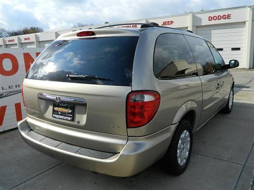 Chrysler Town and Country 2003 photo 1