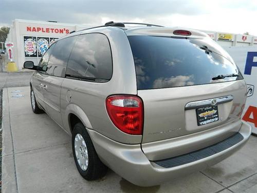 Chrysler Town and Country 2003 photo 2