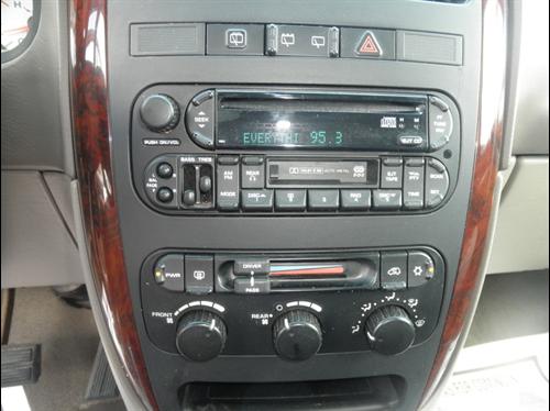 Chrysler Town and Country 2003 photo 4