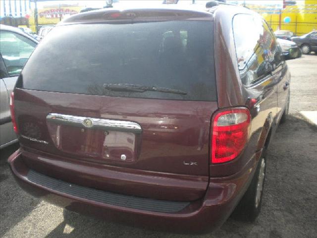 Chrysler Town and Country 2003 photo 2