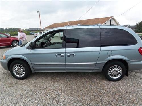 Chrysler Town and Country 2003 photo 2