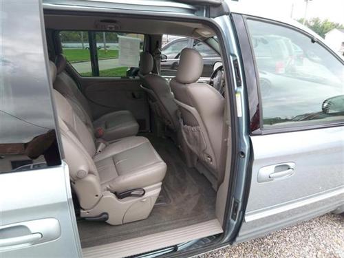 Chrysler Town and Country 2003 photo 3