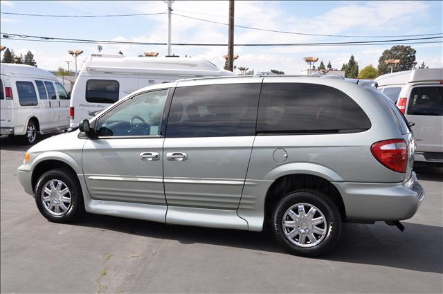 Chrysler Town and Country 2004 photo 2