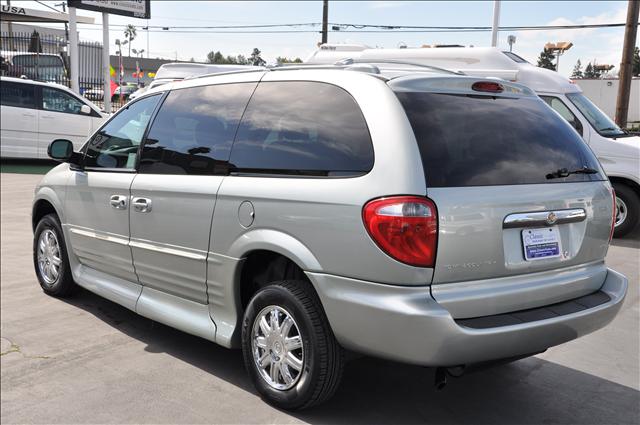 Chrysler Town and Country 2004 photo 3