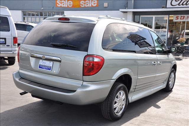 Chrysler Town and Country 2004 photo 4
