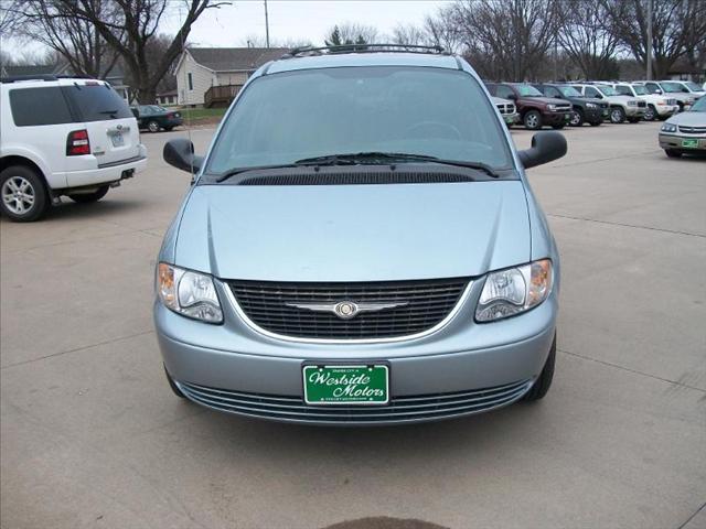 Chrysler Town and Country 2004 photo 1