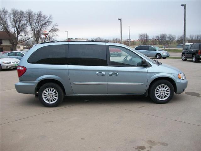 Chrysler Town and Country 2004 photo 2