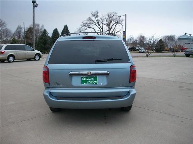 Chrysler Town and Country 2004 photo 3
