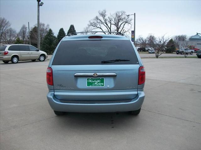 Chrysler Town and Country 2004 photo 4